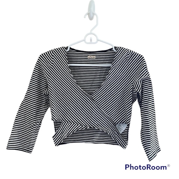🔳HOLLISTER: Women’s size M, black & white striped cut-out crop top, 1/2 sleeve. - Picture 1 of 11